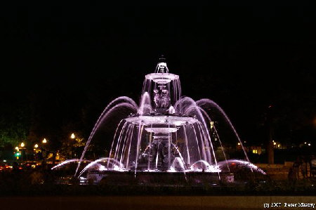 Fontaine de Tourny bei Nacht